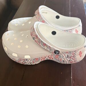 Like new CROCS White with Blue and Red paisley women’s 11